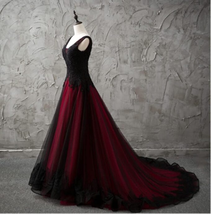 NaTengs Damen Applikation Gothic Brautkleid V-Ausschnitt A-Linie Brautkleid mit Schleppe – Bild 4