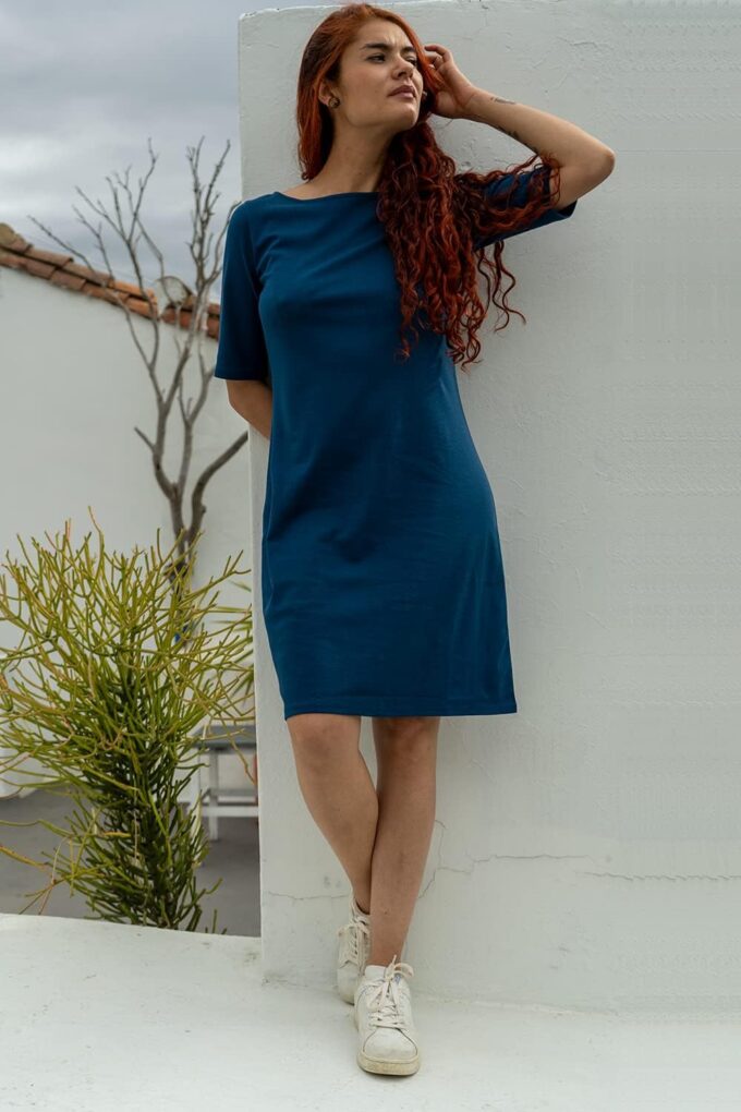 Fair Indigo Damenkleid aus 100 % Bio-Pima-Baumwolle, halblange Ärmel, U-Boot-Ausschnitt – Bild 5