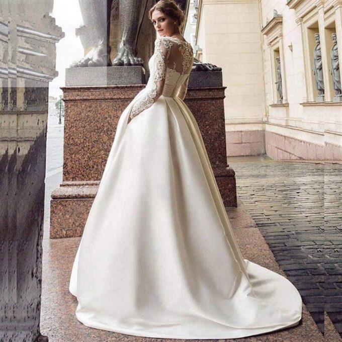 Hochzeitskleid, langärmelig, A-Linie, Satin-Brautkleid mit Schleppe, weiß/elfenbeinfarbene Spitzenapplikationen, Brautkleider, Weiß, 42 – Bild 2