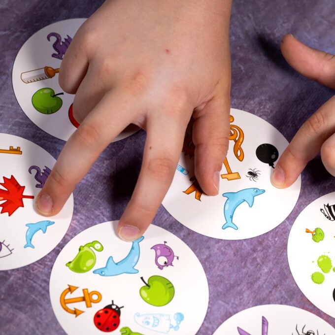 Zygomatic, Dobble Classic, Eco-Sleeves, Familienspiel, Kartenspiel, 2-8 Spieler, Ab 6+ Jahren, 15 Minuten, Deutsch – Bild 6
