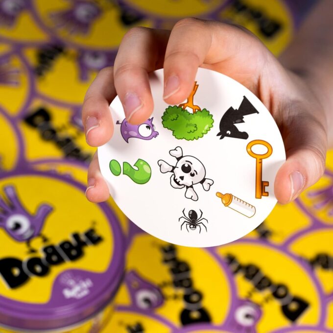 Zygomatic, Dobble Classic, Eco-Sleeves, Familienspiel, Kartenspiel, 2-8 Spieler, Ab 6+ Jahren, 15 Minuten, Deutsch – Bild 7