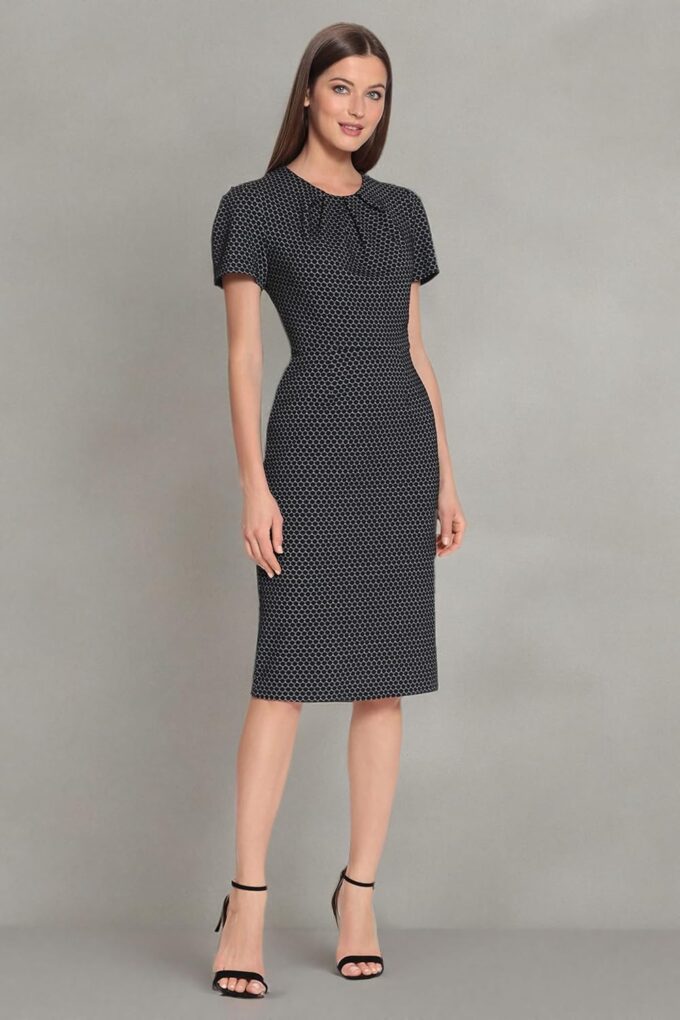 Maggy London Damen Scuba Crepe Tucked Jewel Neck Sheath Kleid – Bild 4