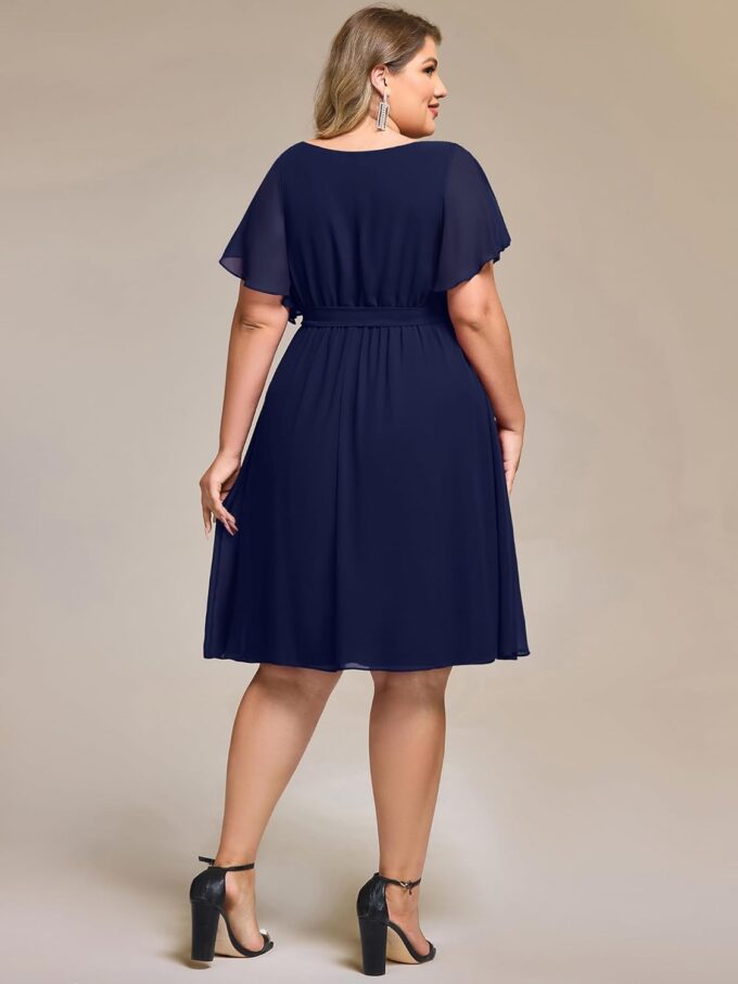 Ever-Pretty Women's Chiffon V Neck Short Sleeves Tie Waist Pleated Knee Length Plus Size Cocktail Wedding Guest Dresses – Bild 2