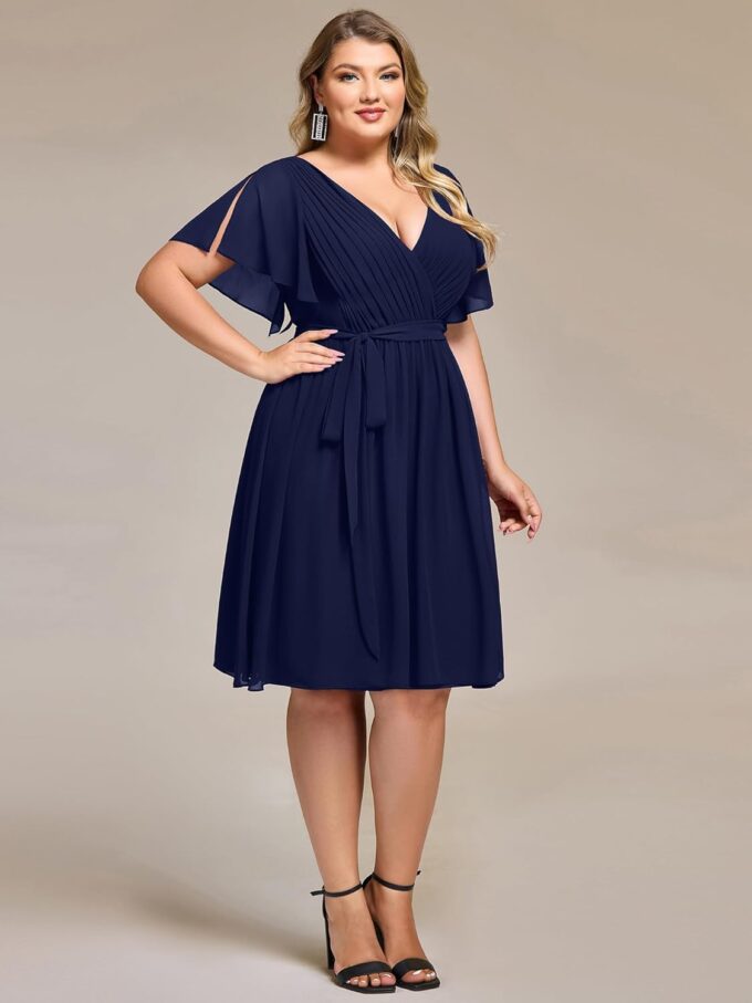 Ever-Pretty Women's Chiffon V Neck Short Sleeves Tie Waist Pleated Knee Length Plus Size Cocktail Wedding Guest Dresses – Bild 4