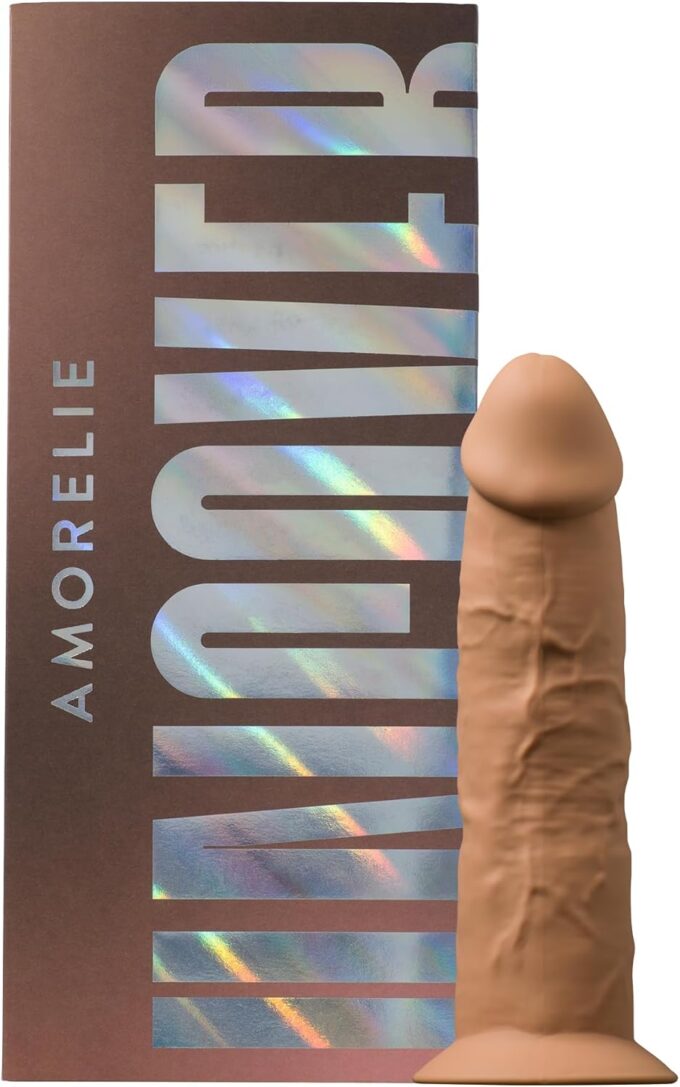 AMORELIE Uncover 'Dawn' – Realistischer Dildo mit starkem Saugnapf (Toffee, 15,4 cm)