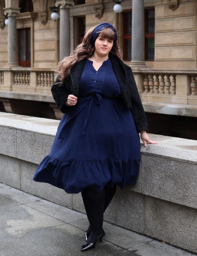 Hanna Nikole Plus Size Women's A-Line Dress with Ruffle Sleeves and Smocked Bust Elastic Waistband Lined Party Dress – Bild 3