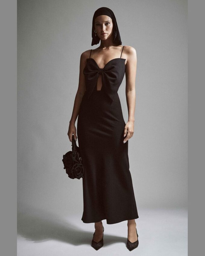Paula Bow Maxi Dress for Women – Black Elegant Maxi Length, Statement Bow, Adjustable Straps, Open Back – Bild 5