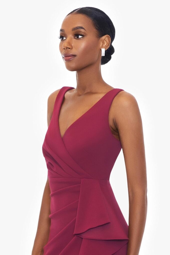 Betsy & Adam Women's Floor-Length, V-Neck, Sleeveless, Scuba Ruffle Skirt Gown, Bordeaux – Bild 4