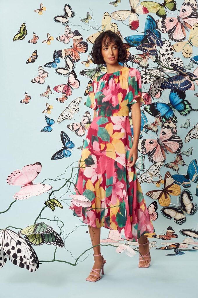 Maggy London Women's Short Flutter Sleeve Fit and Flare Dress with Asymmetric Hem Tier – Bild 6