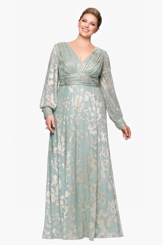 Betsy & Adam Women's Floor-Length, Long-Sleeve, Metallic Floral Pattern, with Ruched Waist and Flowy Silhouette – Bild 4