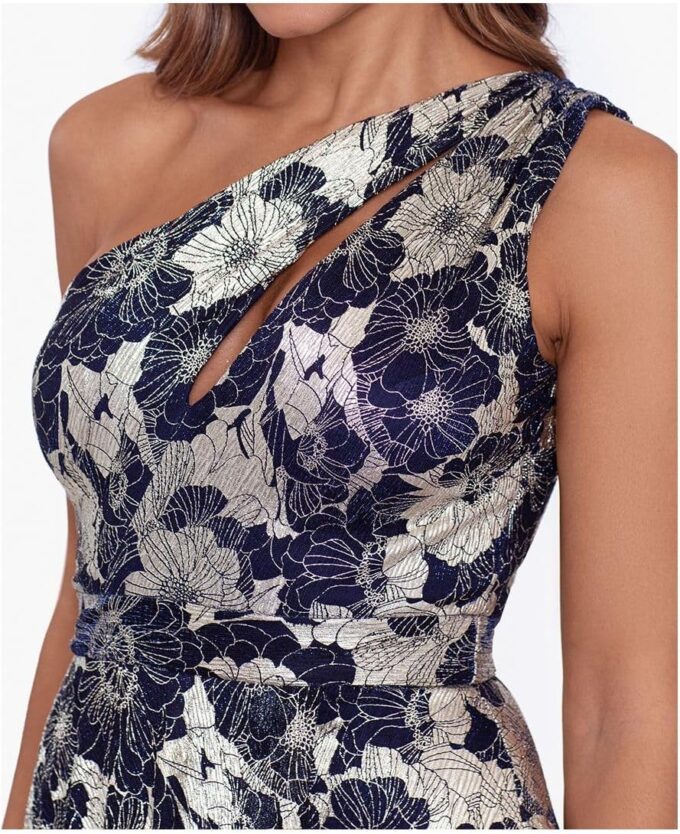 Betsy & Adam Women's Long Sleeveless One Shoulder Metallic Print Gown – Bild 3