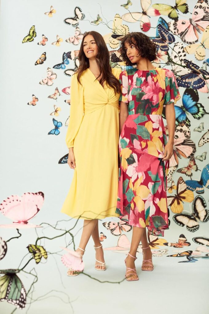 Maggy London Women's Short Flutter Sleeve Fit and Flare Dress with Asymmetric Hem Tier – Bild 4