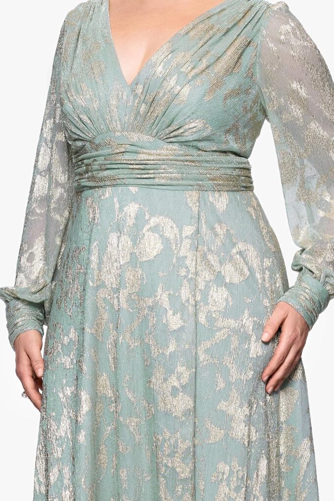 Betsy & Adam Women's Floor-Length, Long-Sleeve, Metallic Floral Pattern, with Ruched Waist and Flowy Silhouette – Bild 5